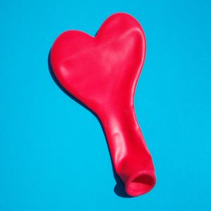 Lufi szív alakú, piros, 30cm, 50 db/cs